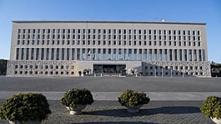 La facciata della Farnesina, Roma