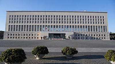 La facciata della Farnesina, Roma