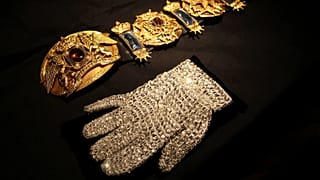 Des vêtements et accessoires mythiques de Michael Jackson mis aux enchères