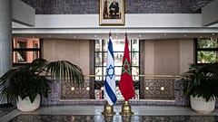 العلمان المغربي والإسرائيلي معروضان في مقر وزارة الخارجية المغربية في الرباط، المغرب، 11 أغسطس 2021. (صورة من أسوشيتد برس/مصعب الشامي)