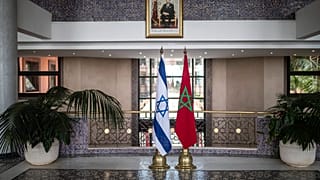 العلمان المغربي والإسرائيلي معروضان في مقر وزارة الخارجية المغربية في الرباط، المغرب، 11 أغسطس 2021. (صورة من أسوشيتد برس/مصعب الشامي)