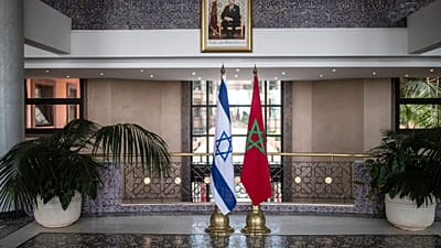 العلمان المغربي والإسرائيلي معروضان في مقر وزارة الخارجية المغربية في الرباط، المغرب، 11 أغسطس 2021. (صورة من أسوشيتد برس/مصعب الشامي)