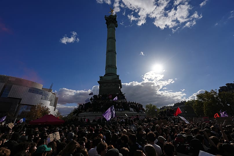 Diákok tiltakoznak az alulfinanszírozott iskolák ellen a párizsi Bastille téren 2026. október 8-án.