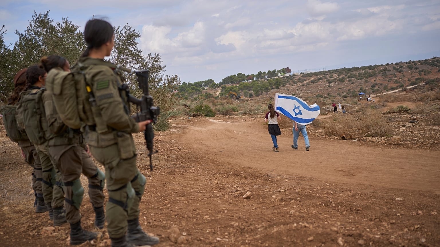 Soldados israelitas a guardar a estrada entre Ganim e Kadim, na Cisjordânia ocupada