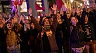 Manifestantes se reúnen frente al Parlamento en Madrid el 7 de octubre de 2026, tras conocerse la muerte de María del Carmen Abascal, cuyo desahucio desencadenó las protestas.