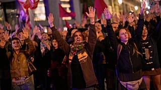 Manifestantes se reúnen frente al Parlamento en Madrid el 7 de octubre de 2026, tras conocerse la muerte de María del Carmen Abascal, cuyo desahucio desencadenó las protestas.
