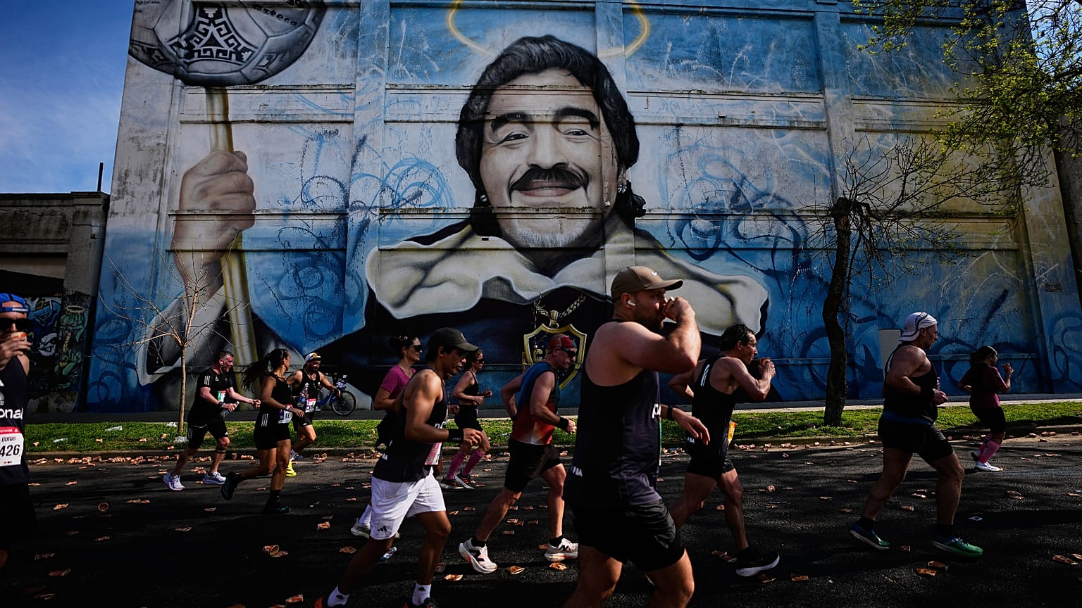 Unos corredores pasan junto a un mural de Diego Maradona durante la maratón de Buenos Aires, en Argentina, el domingo 20 de septiembre de 2026