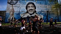 Δρομείς περνούν μπροστά από τοιχογραφία του Ντιέγκο Μαραντόνα κατά τη μαραθώνια διαδρομή στο Μπουένος Άιρες, στην Αργεντινή, την Κυριακή 20 Σεπτεμβρίου 2026