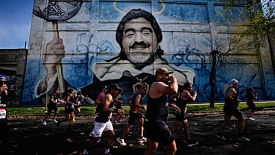 Unos corredores pasan junto a un mural de Diego Maradona durante la maratón de Buenos Aires, en Argentina, el domingo 20 de septiembre de 2026