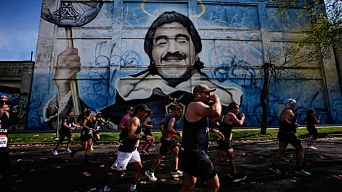 Unos corredores pasan junto a un mural de Diego Maradona durante la maratón de Buenos Aires, en Argentina, el domingo 20 de septiembre de 2026