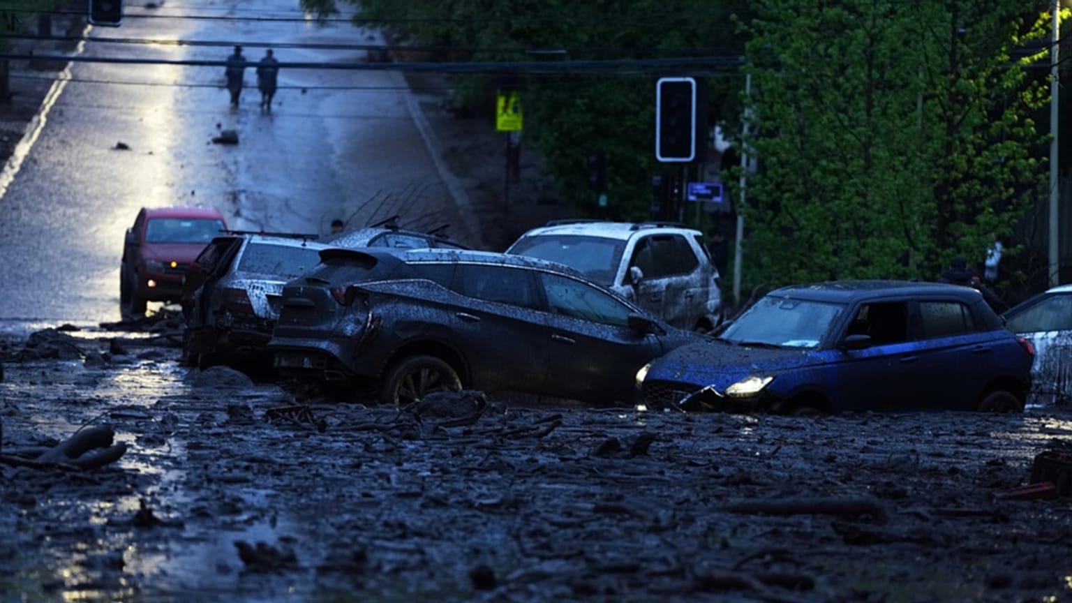 Veículos ficam parcialmente submersos em águas lamacentas após fortes chuvas provocarem cheias súbitas na zona Las Condes, em Santiago, Chile, quinta, 8 de outubro de 2026