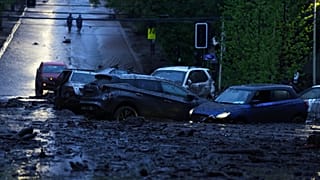Veículos ficam parcialmente submersos em águas lamacentas após fortes chuvas provocarem cheias súbitas na zona Las Condes, em Santiago, Chile, quinta, 8 de outubro de 2026