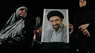 صورة المرشد الأعلى الإيراني مجتبى خامنئي، خلال تجمع مؤيد للحكومة في أحد ميادين العاصمة طهران، الخميس 8 تشرين الأول/أكتوبر 2026. 