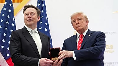 À droite, le président Donald Trump remet la Médaille nationale des sciences à Elon Musk lors d'un événement à l'Institut américain pour la paix, jeudi 8 octobre 2026.
