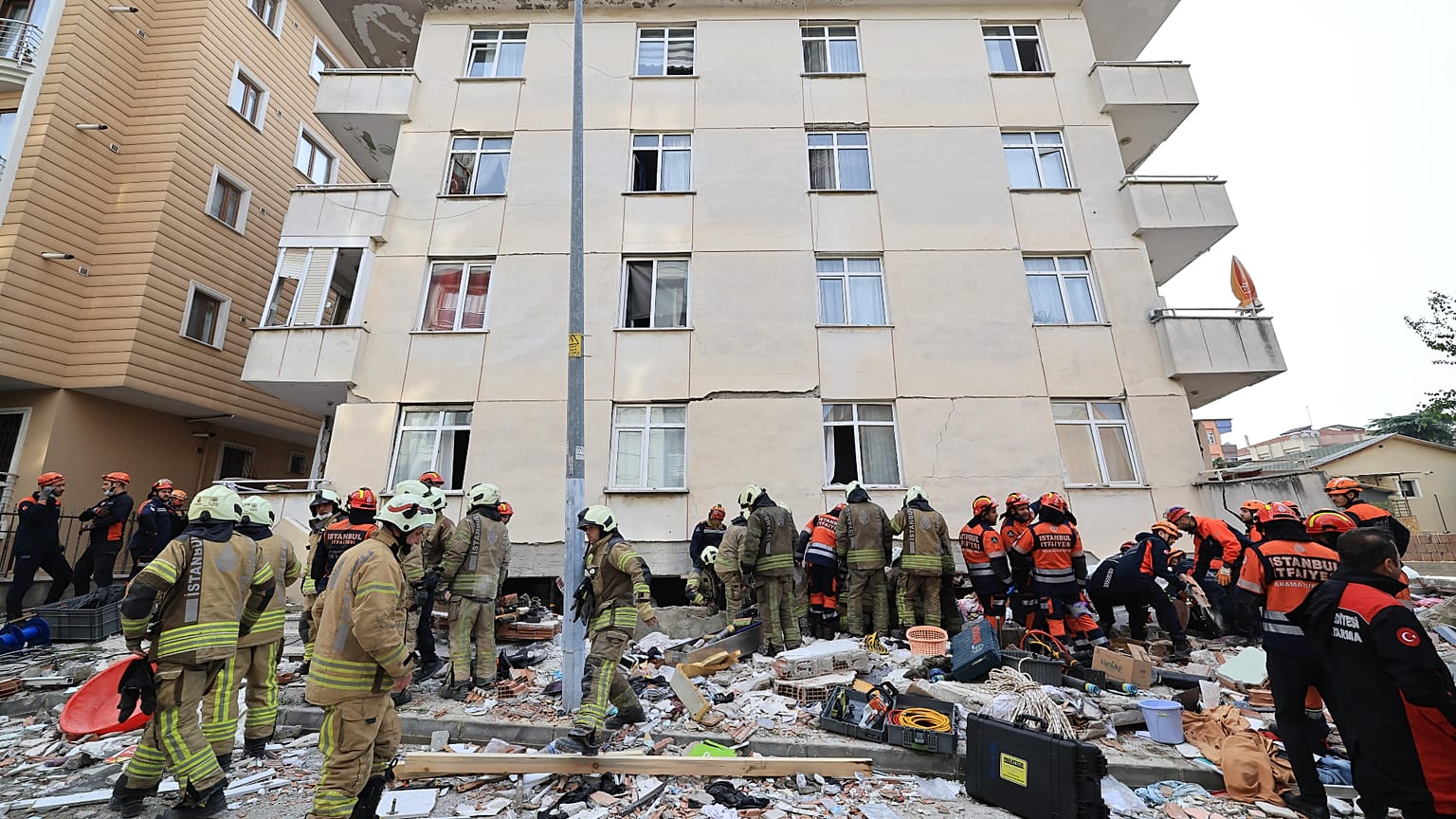 Maltepe'de kısmen çöken binada 5 kişi hayatını kaybetti