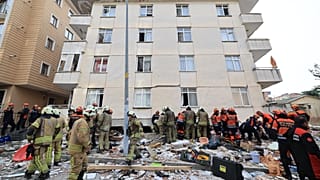 Maltepe'de kısmen çöken binada 5 kişi hayatını kaybetti
