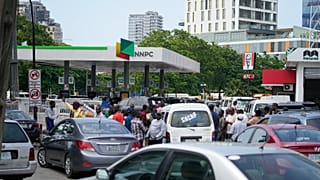 Nigeria : baisse temporaire du prix de l’essence avant la présidentielle