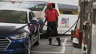 Nigeria : baisse temporaire du prix de l’essence avant la présidentielle