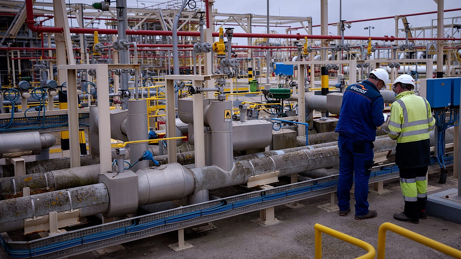 АРХИВ. Сотрудники работают на регазификационном заводе Enagás в Барселоне, крупнейшем СПГ-заводе в Европе, 29 марта 2022 года