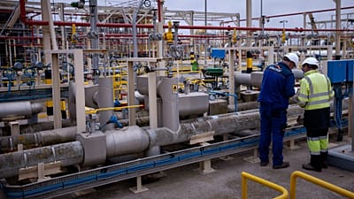 ARŞİV: Operatörler, Avrupa’nın en büyük LNG tesisi olan Barcelona’daki Enagás yeniden gazlaştırma tesisinde çalışıyor, 29 Mart 2022.