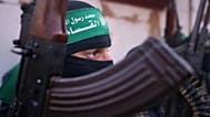 صورة تعبيرية- يحمل أحد مقاتلي كتائب "عز الدين القسام" سلاحه