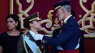 La princesa Leonor de España y Felipe VI de España, a la derecha, asisten al desfile militar con motivo del Día de la Hispanidad en Madrid, España, el 12 de octubre de 2026.
