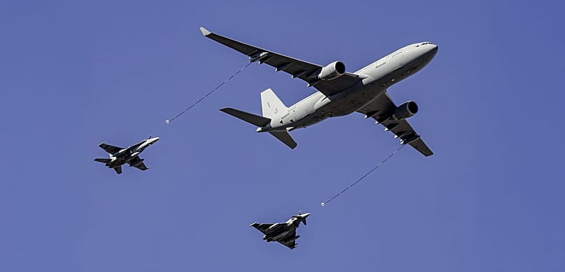 Imagen de una de las aeronaves que han desfilado con motivo del Día de la Hispanidad 2026 mostrando como se reposta en pleno vuelo.