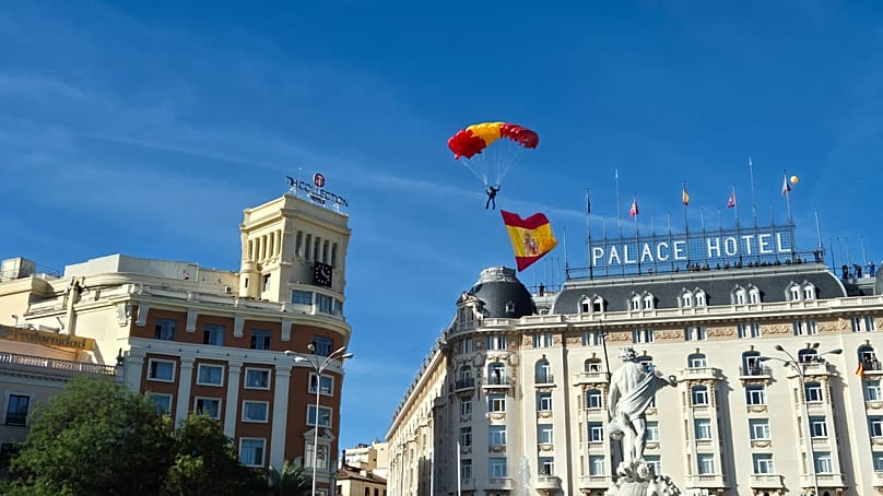 El cabo 1º Lago ha portado la bandera de España, de 24 m² y 15 kg de peso. El sargento 1º Matanza, de origen gallego, ha sido el 'saltador guía' el 12 de Octubre de 2026.