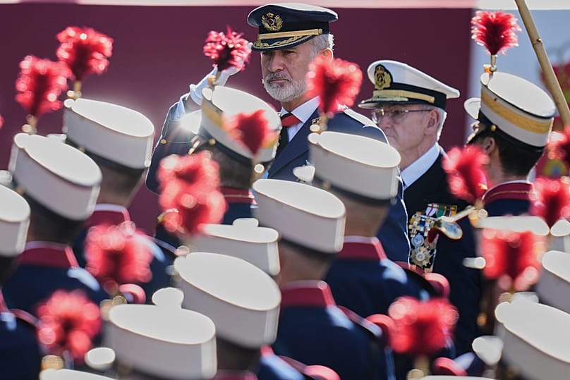El rey Felipe VI de España, al fondo, asiste al desfile militar con motivo del Día de la Hispanidad en Madrid, España, el lunes 12 de octubre de 2026. 