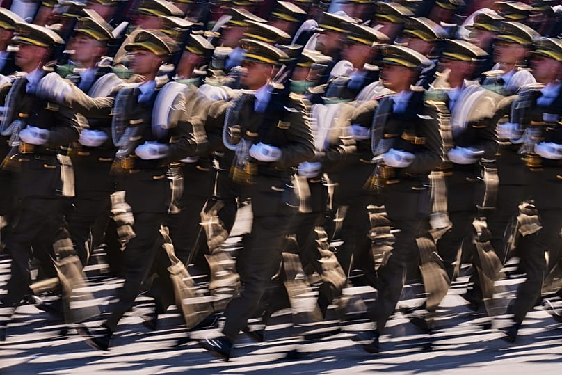 Miembros de las Fuerzas Armadas españolas asisten a un desfile militar con motivo del Día de la Hispanidad en Madrid, España, el lunes 12 de octubre de 2026. 