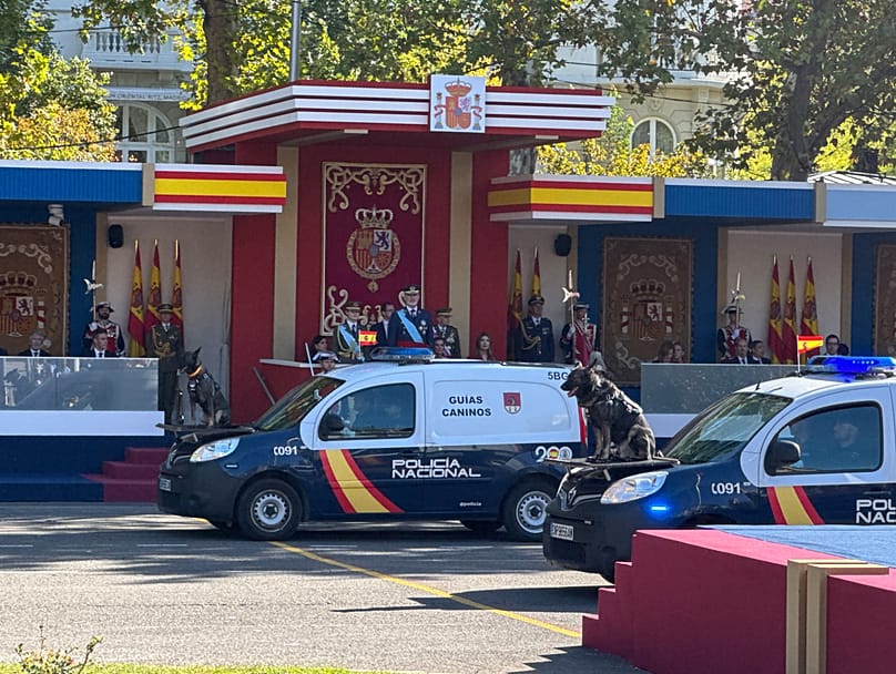 Uno de los guías caninos en el desfile del Día de la Hispanidad 2026.