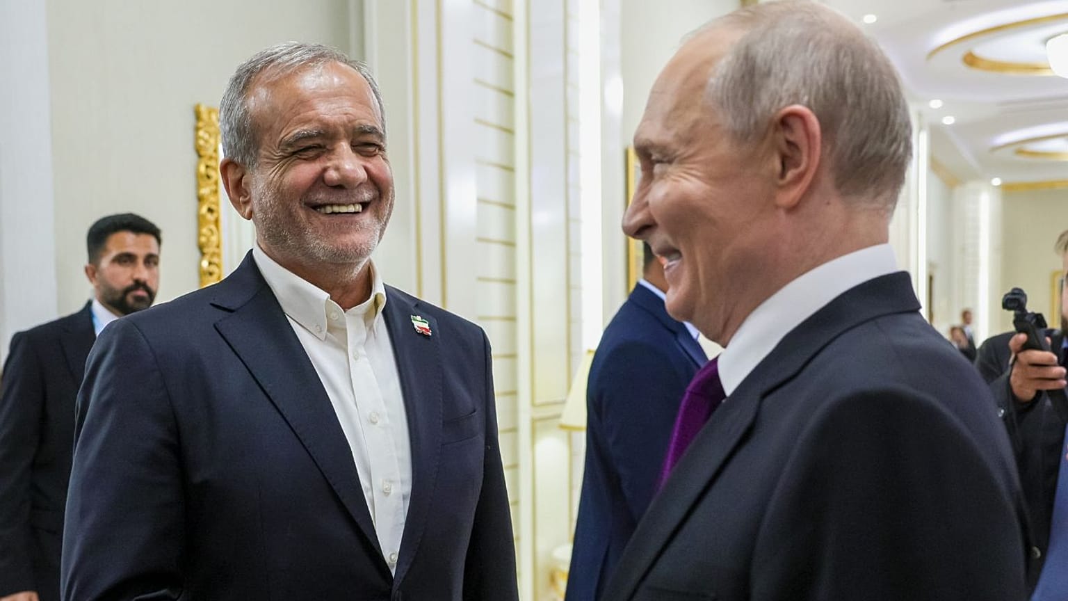 ملاقات ولادمیر پوتین، رئيس جمهور روسیه با مسعود پزشکیان، رئيس جمهور ایران در ترکمنستان