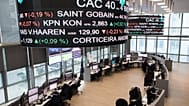 Arquivo - Analistas trabalham na sede da Euronext, no bairro empresarial de La Défense, nos arredores de Paris, terça-feira, 10 de janeiro de 2017