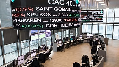 Archív felvétel: Elemzők dolgoznak az Euronext központjában a Párizs melletti La Défense üzleti negyedben 2017. január 10-én, kedden.