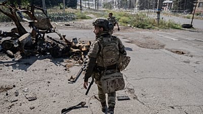 Украинский солдат идёт по улице в прифронтовой Дружковке (Донецкая обл.), 12 сентября 2026 года, 