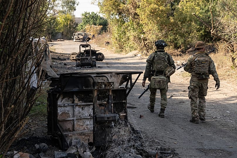 Украинские военнослужащие идут по улице в прифронтовом городе Дружковка Донецкой области, Украина, 12 сентября 2026 года.