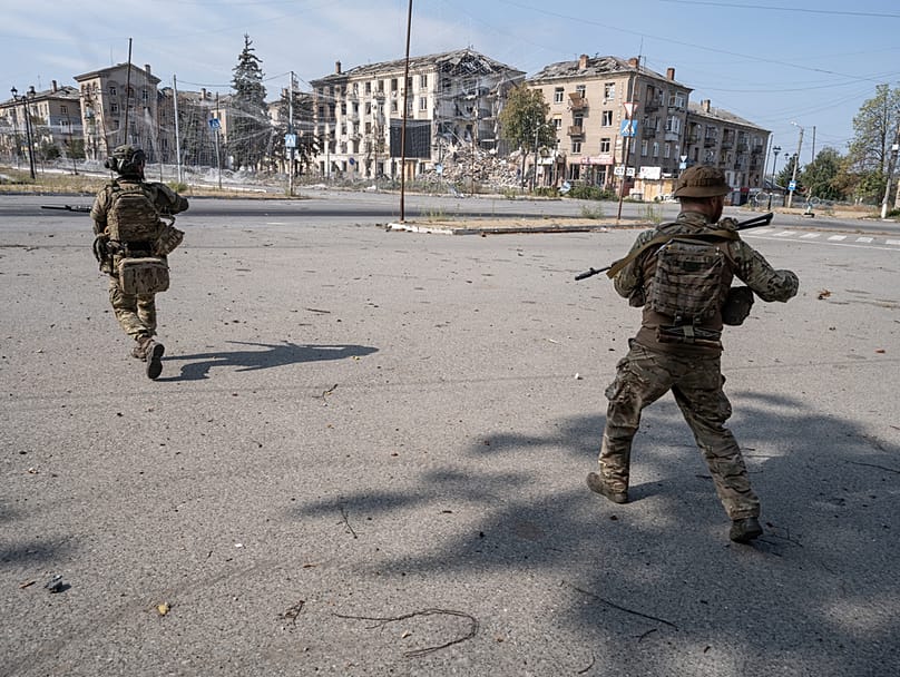 Украинские военнослужащие бегут по улице в Дружковке; фотография предоставлена пресс-службой 93-й отдельной механизированной бригады «Холодный Яр» Украины.