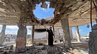  مريم أبو حزين فلسطينية فوق ركام بيتها في منطقة المغراقة، غرب مدينة غزة
