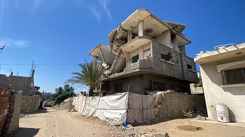 بقايا بيت مدمر جراء القصف في المغراقة، غرب مدينة غزة، قطاع غزة