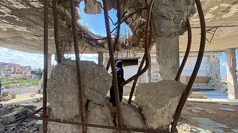  مريم أبو حزين فلسطينية فوق ركام بيتها في منطقة المغراقة، غرب مدينة غزة