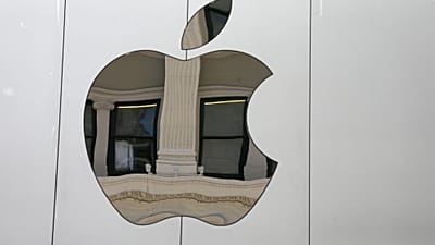 Jeudi 19 mai 2016, photo d'archives montrant le logo Apple sur le magasin Apple Union Square à San Francisco. Apple publiera ses résultats le mardi 2 mai 2017.