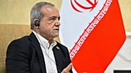 الرئيس الإيراني مسعود بزشكيان يتحدث إلى الرئيس الروسي فلاديمير بوتين خلال اجتماعهما على هامش قمة رابطة الدول المستقلة في مدينة تركمانباشي بتركمانستان
