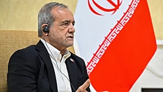الرئيس الإيراني مسعود بزشكيان يتحدث إلى الرئيس الروسي فلاديمير بوتين خلال اجتماعهما على هامش قمة رابطة الدول المستقلة في مدينة تركمانباشي بتركمانستان