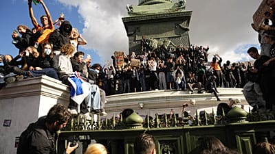 Des élèves protestent contre le manque de moyens dans leurs écoles, place de la Bastille à Paris, le 8 octobre 2026.