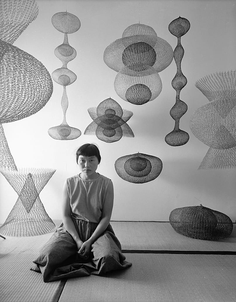 Ruth Asawa zwischen mehreren ihrer Drahtskulpturen aus Schlaufen, November 1954.