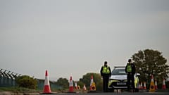 عناصر من الشرطة يحرسون طريقاً يؤدي إلى قاعدة "راف فيرفورد" (RAF Fairford) الجوية، عقب حادث وقع في فيرفورد بإنجلترا، يوم الاثنين 28 سبتمبر 2026.
