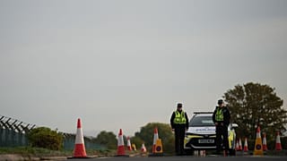 عناصر من الشرطة يحرسون طريقاً يؤدي إلى قاعدة "راف فيرفورد" (RAF Fairford) الجوية، عقب حادث وقع في فيرفورد بإنجلترا، يوم الاثنين 28 سبتمبر 2026.