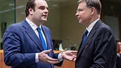 El ministro de Finanzas de Grecia, Kyriakos Pierrakakis, junto al comisario de Economía, Valdis Dombrovskis