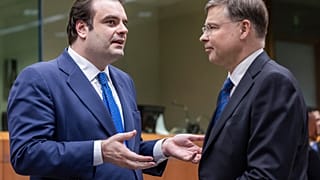 Ο υπουργός Οικονομικών της Ελλάδας Κυριάκος Πιερρακάκης με τον επίτροπο Οικονομικών Βάλντις Ντομπρόφσκις