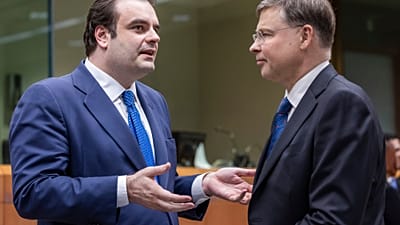 Ο υπουργός Οικονομικών της Ελλάδας Κυριάκος Πιερρακάκης με τον επίτροπο Οικονομικών Βάλντις Ντομπρόφσκις